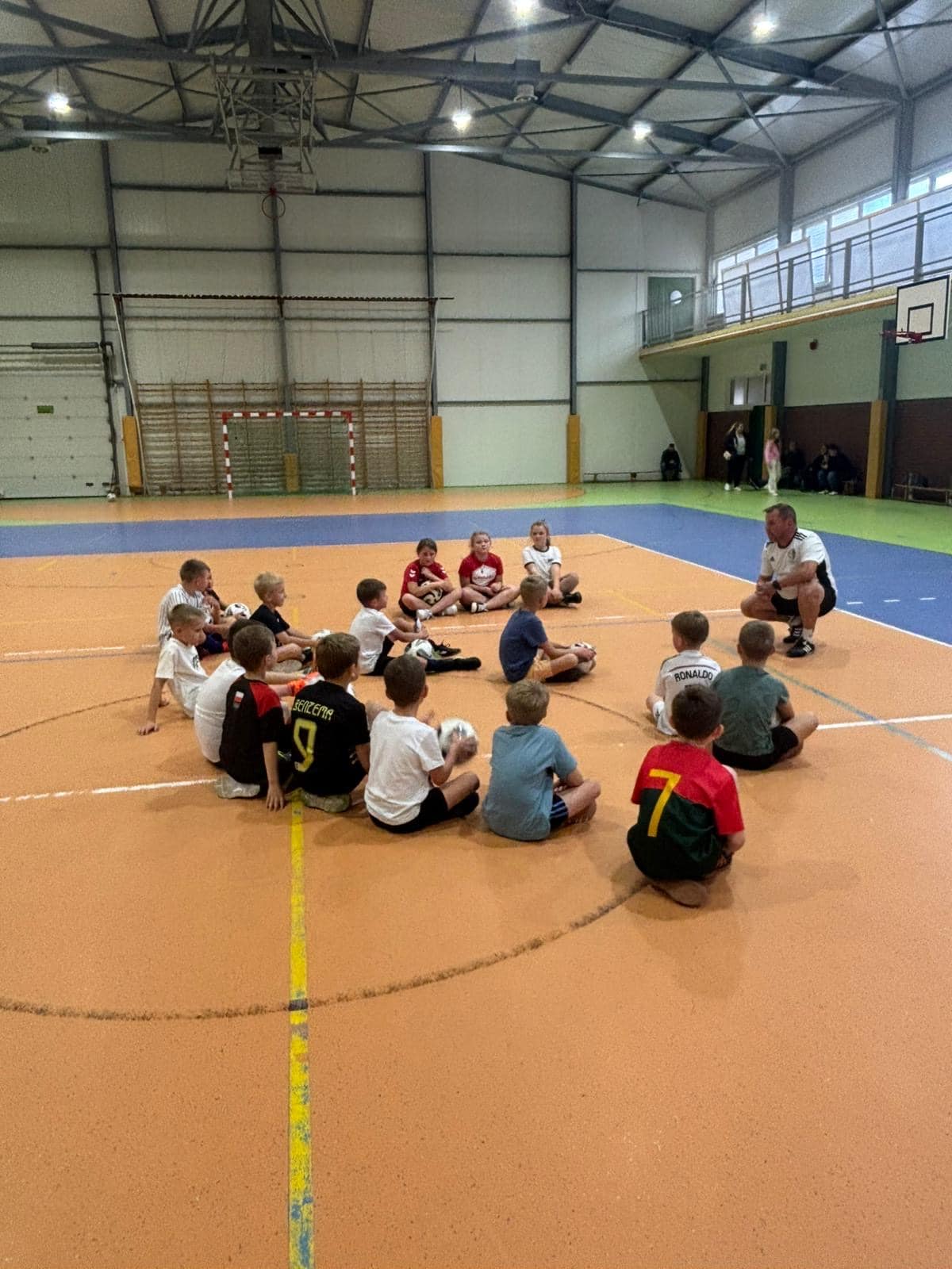 Piłkarska gorączka w Gminie Rozogi! Dzieci szturmują zajęcia z futbolu