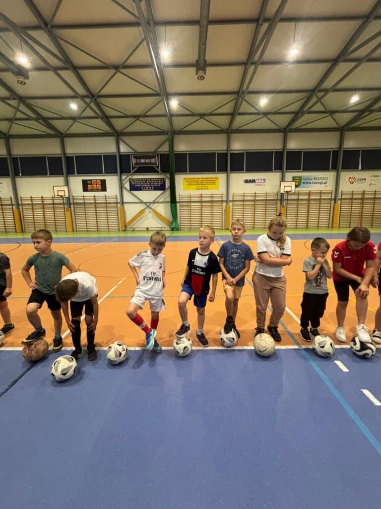 Piłkarska gorączka w Gminie Rozogi! Dzieci szturmują zajęcia z futbolu