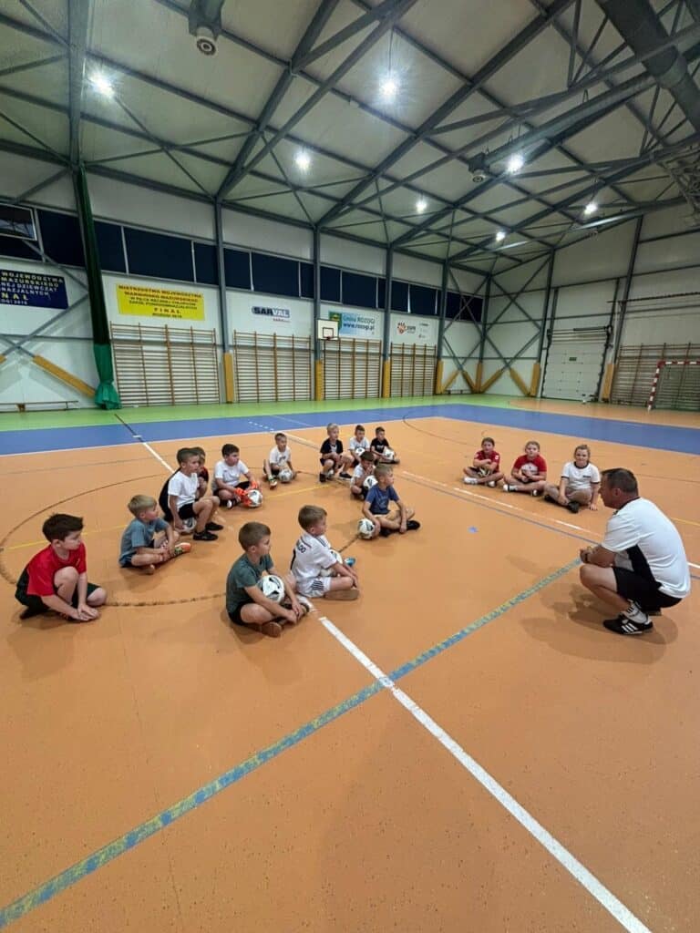 Piłkarska gorączka w Gminie Rozogi! Dzieci szturmują zajęcia z futbolu