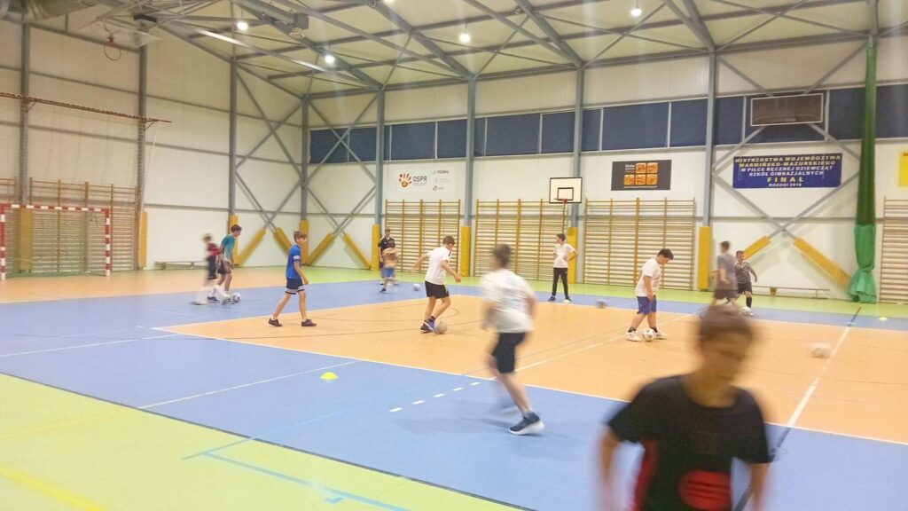 Piłkarska gorączka w Gminie Rozogi! Dzieci szturmują zajęcia z futbolu